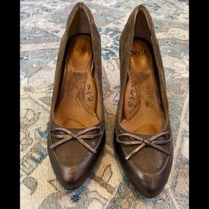 Soft leather and suede brown heels